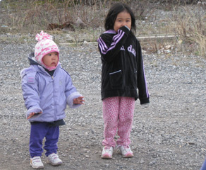 Inupiatbørn (inuit) fra Anaktuvuk Pass, Nordalaska