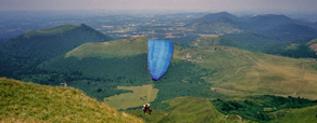 Paragliding, mountain bike, ridning, vandring og andre aktive former for sport er populære 